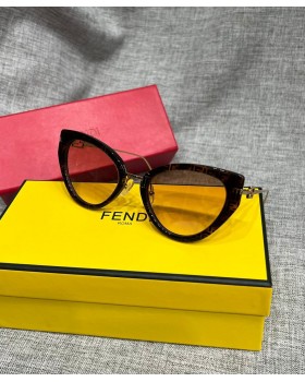 Солнцезащитные очки Fendi