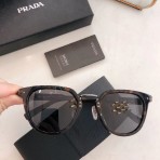 Солнцезащитные очки Prada