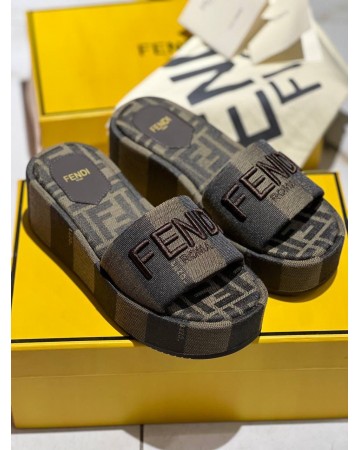 Шлепанцы Fendi