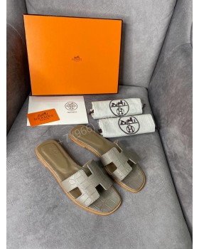 Шлепанцы Hermes из кожи крокодила