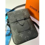 Сумка-мессенджер Louis Vuitton